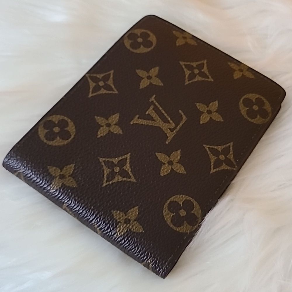 💯 Authentic Louis Vuitton Monogram Bifold Wallet 🍀